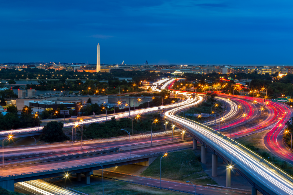 Pemandangan bandar Washington, DC pada waktu senja dengan laluan ringan dari lalu lintas lebuh raya